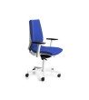 SILLA ROCADA DIRECCION CON BRAZOS REGULABLES BASE POLIMERO MECANISMO SINCRO CARCASA BLANCA TELA AZUL