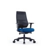 SILLA ROCADA DIRECCION CON BRAZOS REGULABLES BASE POLIMERO RESPALDO DE MALLA Y ASIENTO EN TELA AZUL